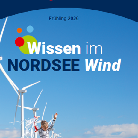 Titelbild zum Programmheft Frühjahr 2026: Slogan "Wissen im Nordseewind" darunter eine Familie, im Hintergrund Windräder