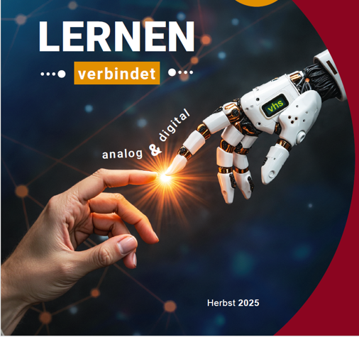 Titelbild zum Programmheft Herbst 2025: Zwei Hände die sich berühren. Eine ist menschlich, eine von einem Roboter. Dazu der Slogan "Lernen verbindet - analog & digital"